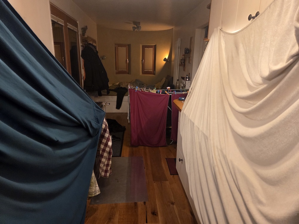 Tiny House oder Wäscherei? Wenn Bettwäsche den Raum übernimmt