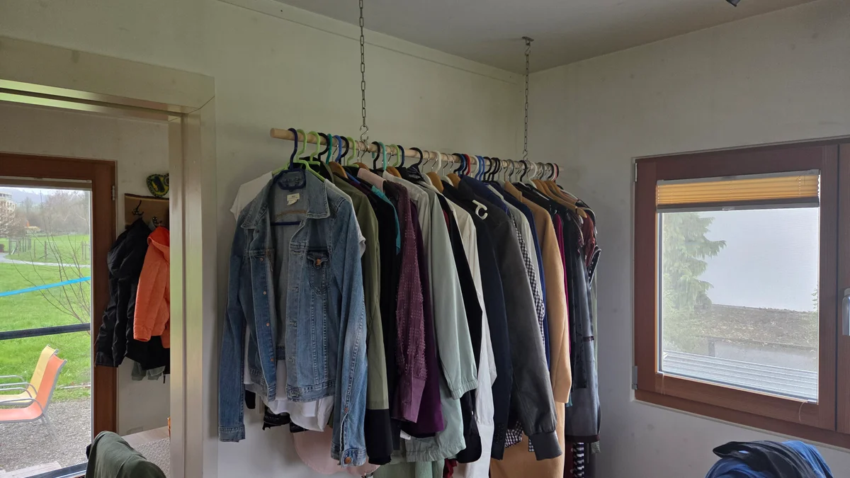 Hängende Kleiderstange: mehr Platz, mehr Ordnung