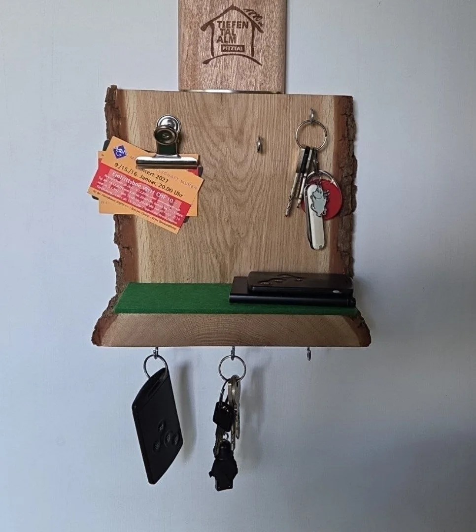 Holz-Schlüsselbrett mit Klammer und Tickets, Haken mit Schlüsseln sowie Ablage mit Geldbörse.