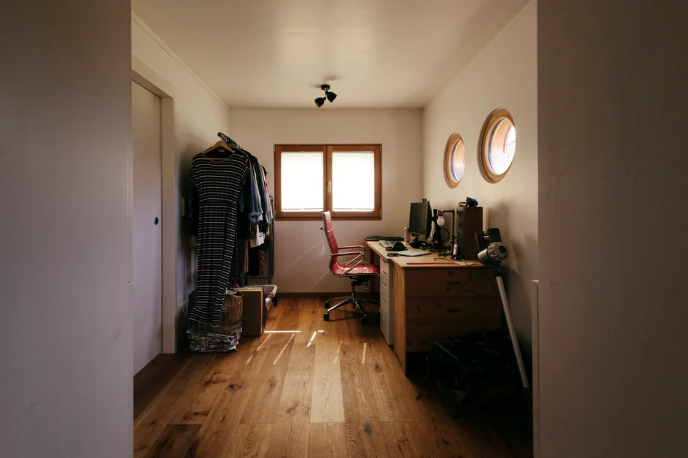 Das Büro und seine zwei Bullaugen.