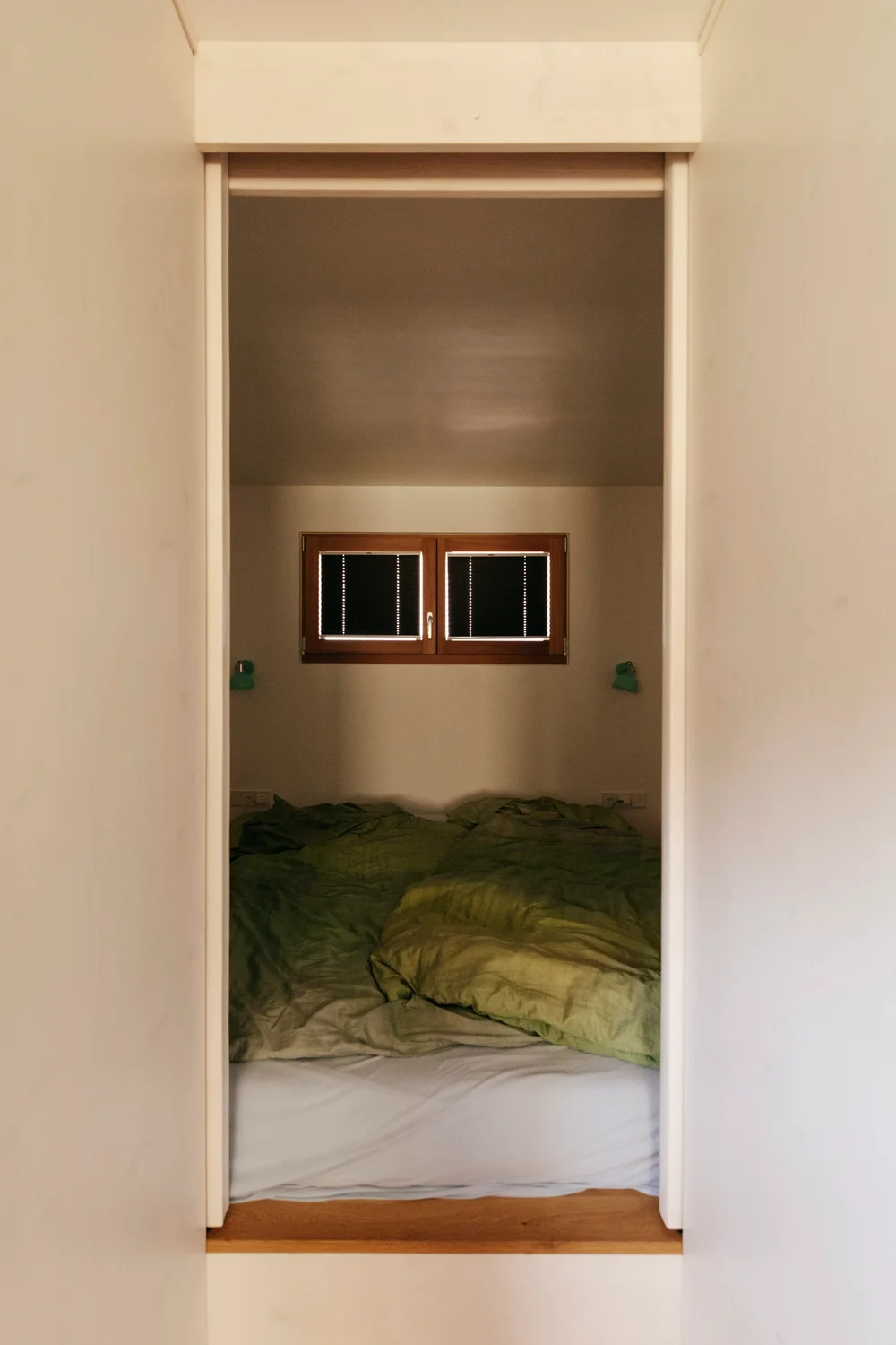 Die Schlafnische — das Fenster liegt direkt über dem Bett.